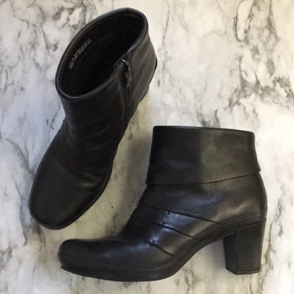 Clarks Artisan Active Air Leather Pleated Ankle Boots - Picture 3 of 8